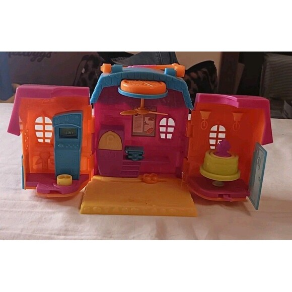 Colorful Polly Pocket Pizza Parlor From Mattel - Picture 1 of 6